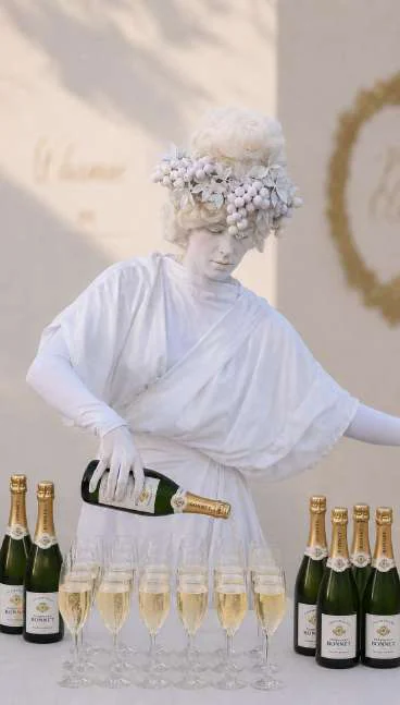 Personagem exclusiva a servir champagne Maison Bonnet