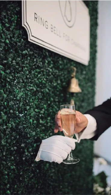 Convidado a servir-se de champagne junto à campainha «Ring bell for champagne»