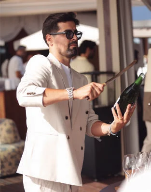 Sabrage: abertura de uma garrafa de champagne com sabre